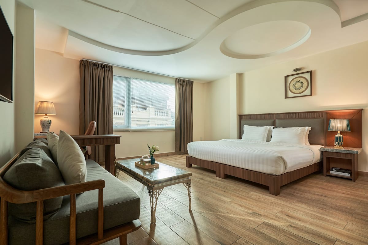 Luxury Room | Minibar, in-room safe, desk, laptop workspace