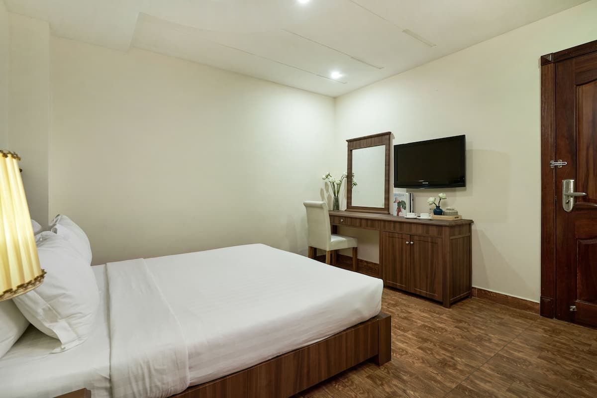 Superior Room | Minibar, in-room safe, desk, laptop workspace