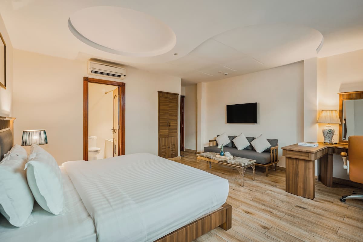 Luxury with City View | Minibar, brankas, meja kerja, dan ruang kerja ramah laptop