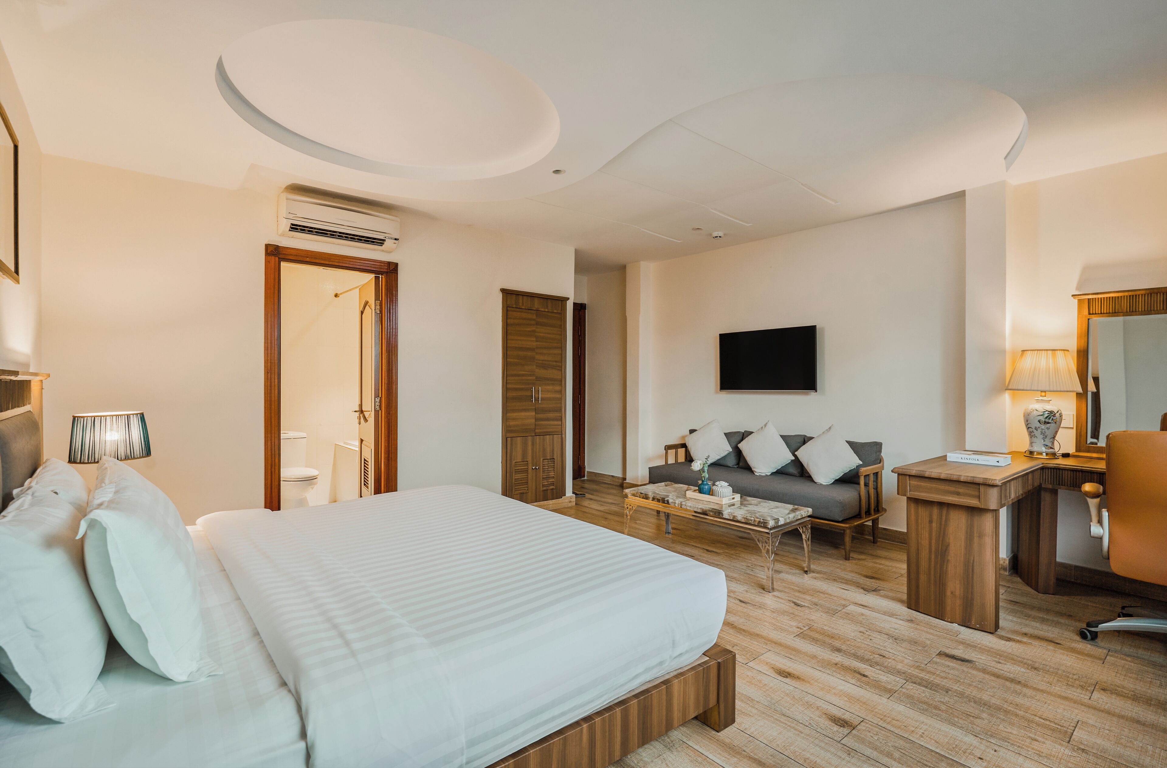 Luxury Room | Minibar, in-room safe, desk, laptop workspace