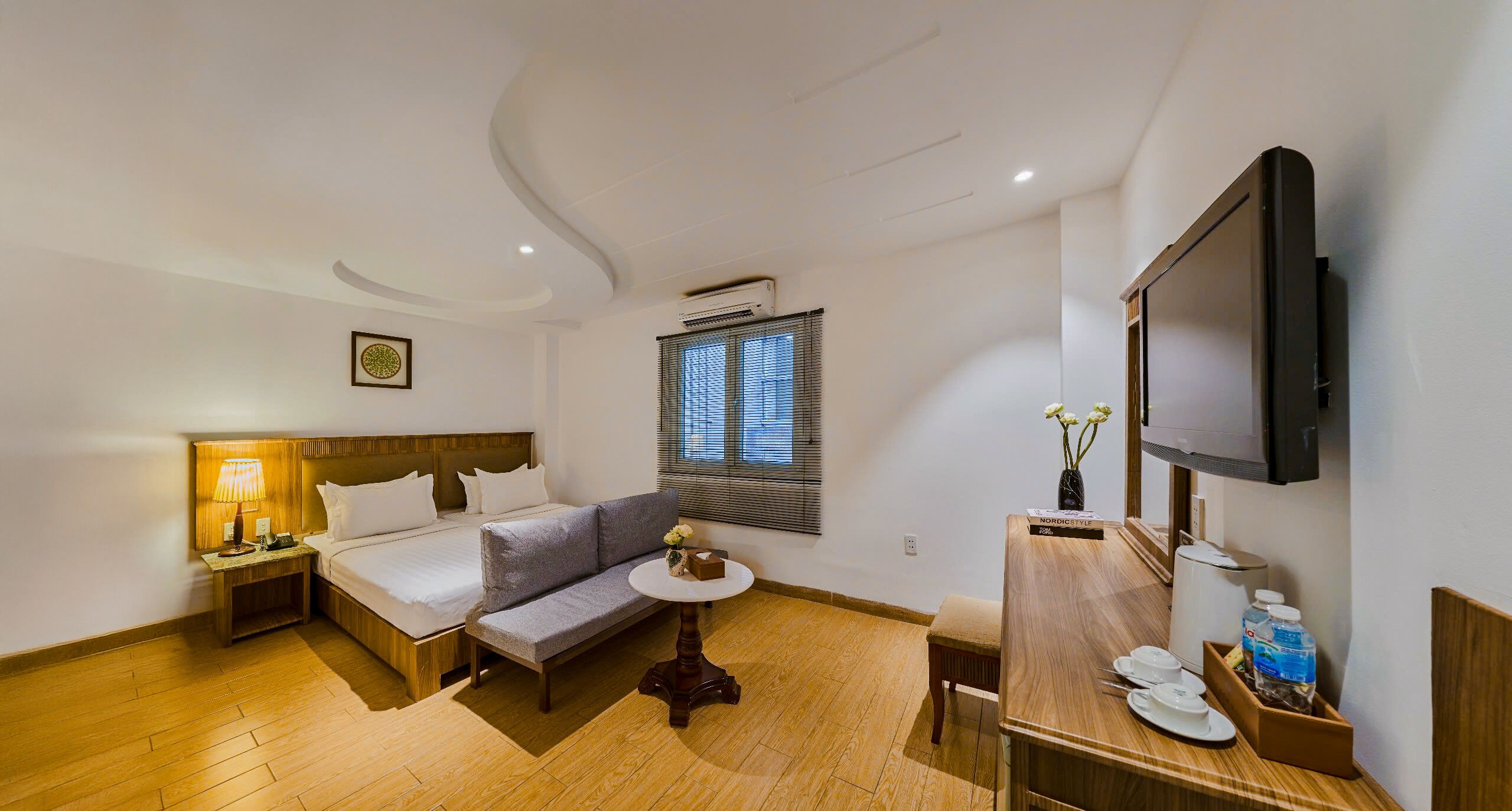 Deluxe Room | Minibar, in-room safe, desk, laptop workspace