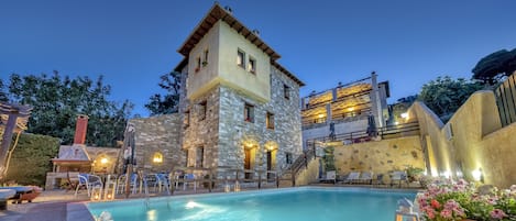 Outdoor pool, sun loungers