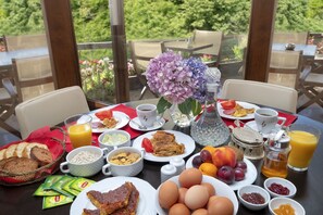 Tägliches Frühstücksbuffet (10 EUR pro Person)