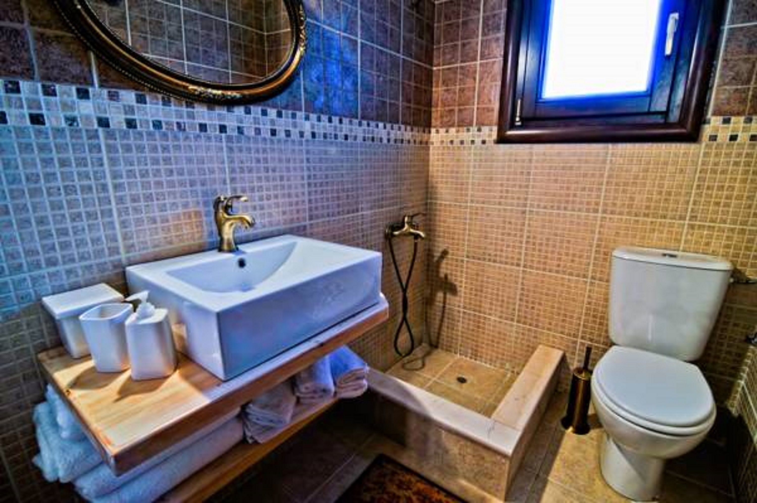 Un baño con un lavamanos blanco, un inodoro y una bañera.