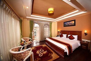 Daunenbettdecken, Schreibtisch, Verdunkelungsvorhänge