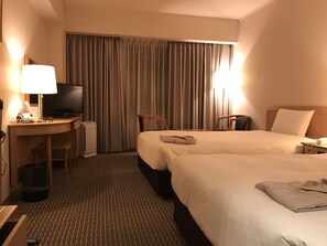 Twin Room | In-room safe, desk, blackout curtains, iron/ironing board (on request) - Hotel Leopalace Nagoya (Nagoya)