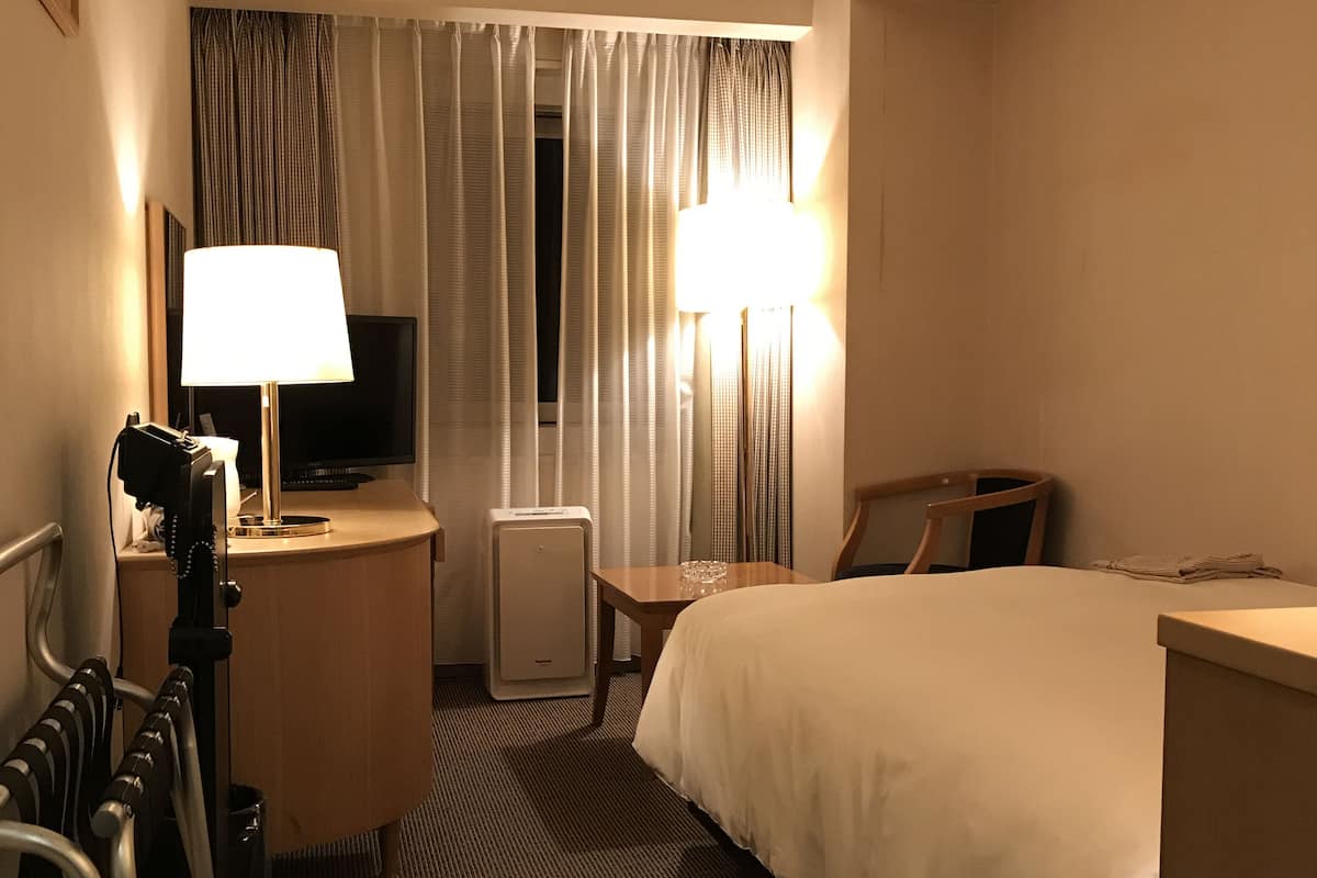 Single Room | In-room safe, desk, blackout curtains, iron/ironing board