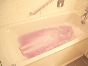Deep-soaking bathtub