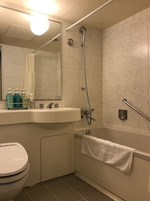 Twin Room | Bathroom | Shower, free toiletries, hair dryer, slippers