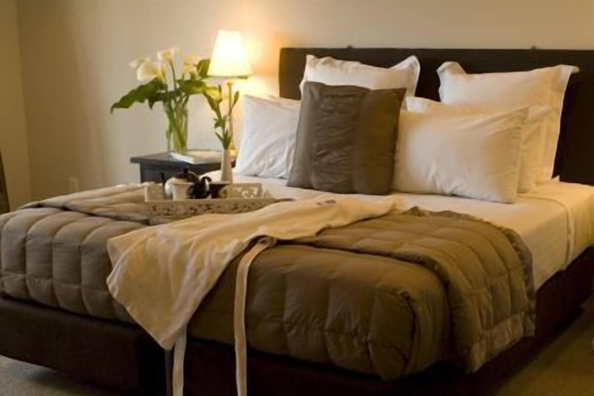 Suite – deluxe, sjøutsikt | Sengetøy av topp kvalitet, skrivebord og strykejern/-brett