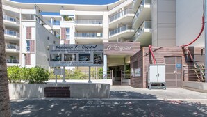 A multi-story hotel with balconies, a signboard advertising 'Résidence Le Crystal', and a gated entrance. - Vacancéole - Résidence Le Crystal (Cagnes-sur-Mer)