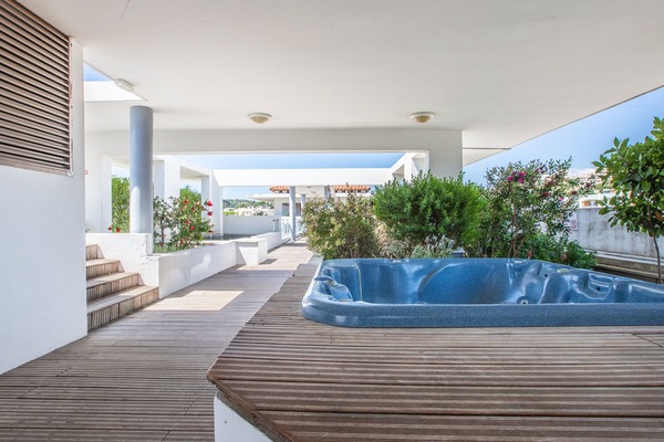 Jetted tub