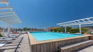 Una piscina al aire libre de temporada