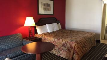 Tabla de planchar con plancha, wifi gratis y ropa de cama