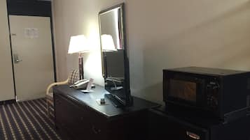 Room, 1 King Bed, Non Smoking | Iron/ironing board, free WiFi, bed sheets