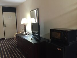 Room, 1 King Bed, Non Smoking | Iron/ironing board (on request), WiFi (free), bed sheets