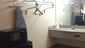 客房, 2 張標準雙人床, 非吸煙房 | 熨斗/熨衣板、免費無線上網、床單