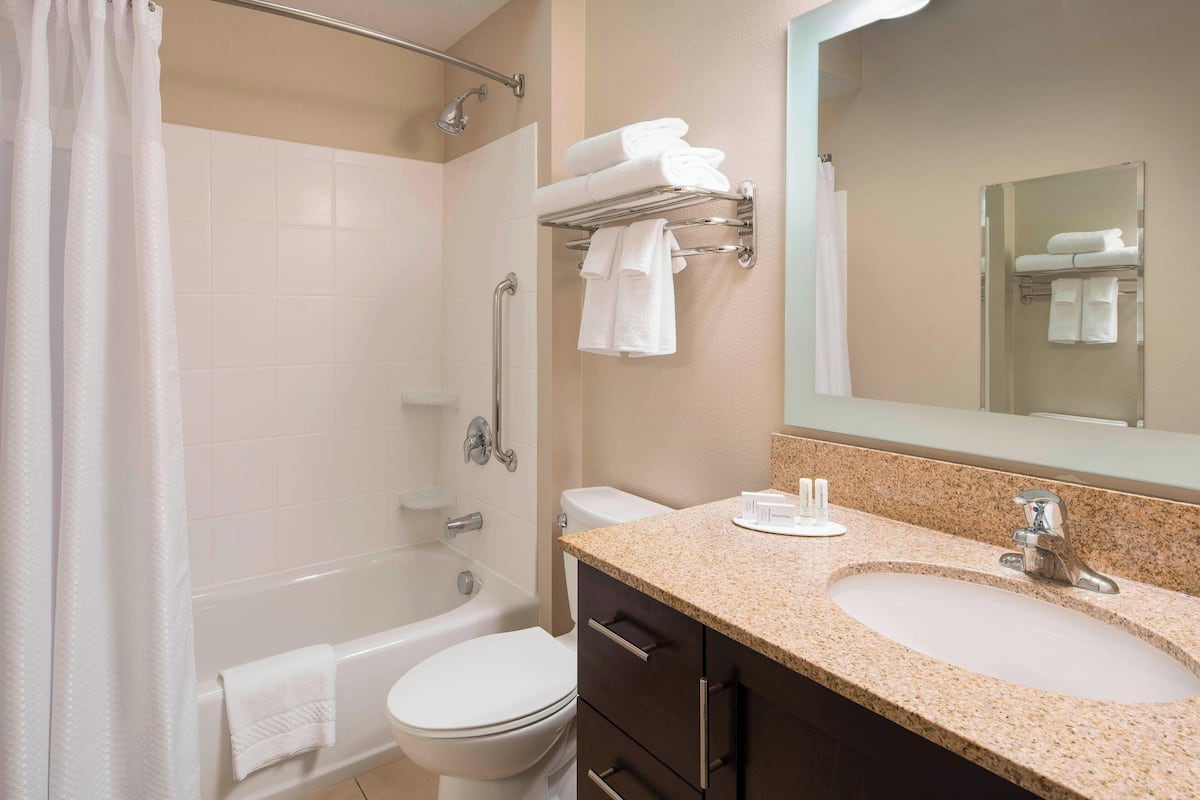 Combined shower/bathtub, free toiletries, hair dryer, towels