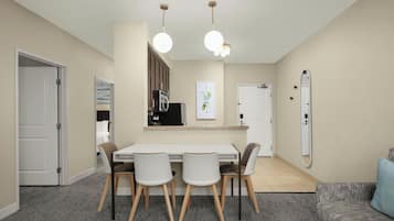 Two Bedroom Suite, 2 Queen Beds and Sofa Bed | Senge med topmadrasser, pengeskab på værelset, skrivebord
