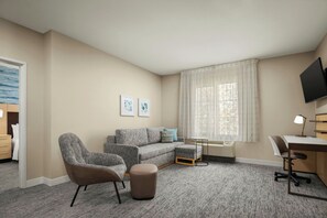 Suite, 1 kingsize-seng med sovesofa | Senger med overmadrass, safe på rommet og skrivebord