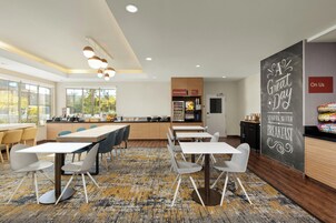 Café da manhã com buffet grátis todos os dias