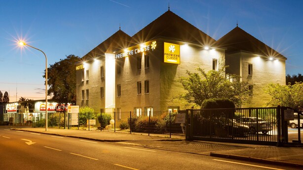 A hotel with multiple units, each with a sign indicating availability. - Première Classe Nantes Ouest - Saint Herblain (Saint-Herblain)