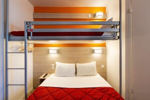 Standard Triple Room, Multiple Beds | Desk, free WiFi, bed sheets - Première Classe Nantes Ouest - Saint Herblain (Saint-Herblain)