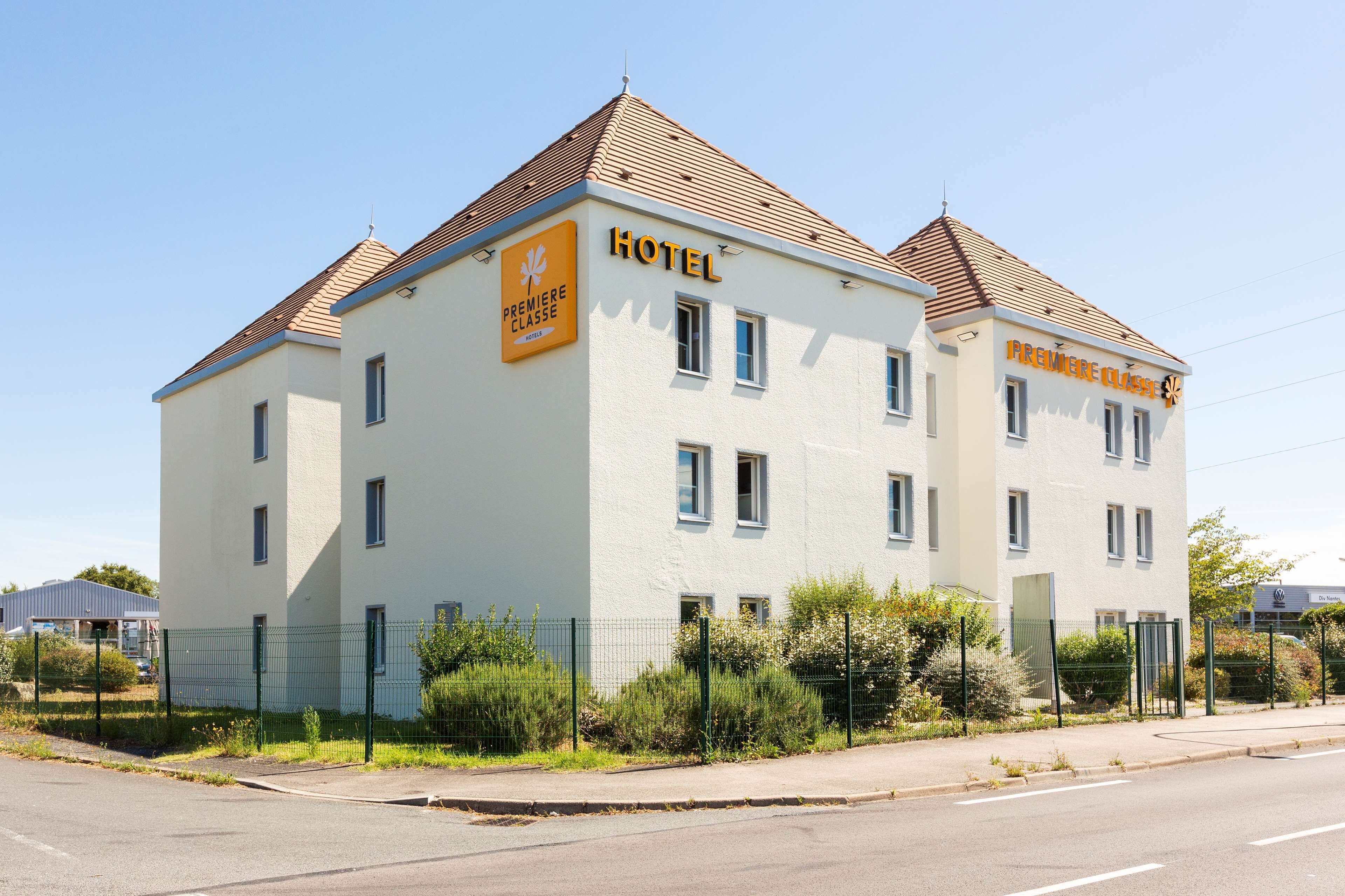 Un hôtel de deux étages, dont l’enseigne indique qu’il s’agit d’un établissement de première catégorie.