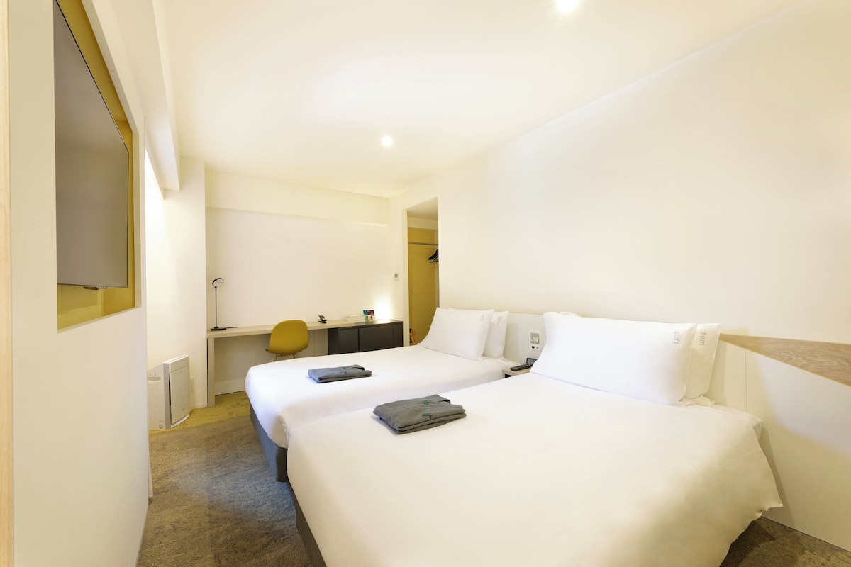 Premium Room (2 Twin Bedrooms and Single Sofa Bed) | Meja, ruang kerja komputer riba, kalis bunyi, Wi-fi percuma 