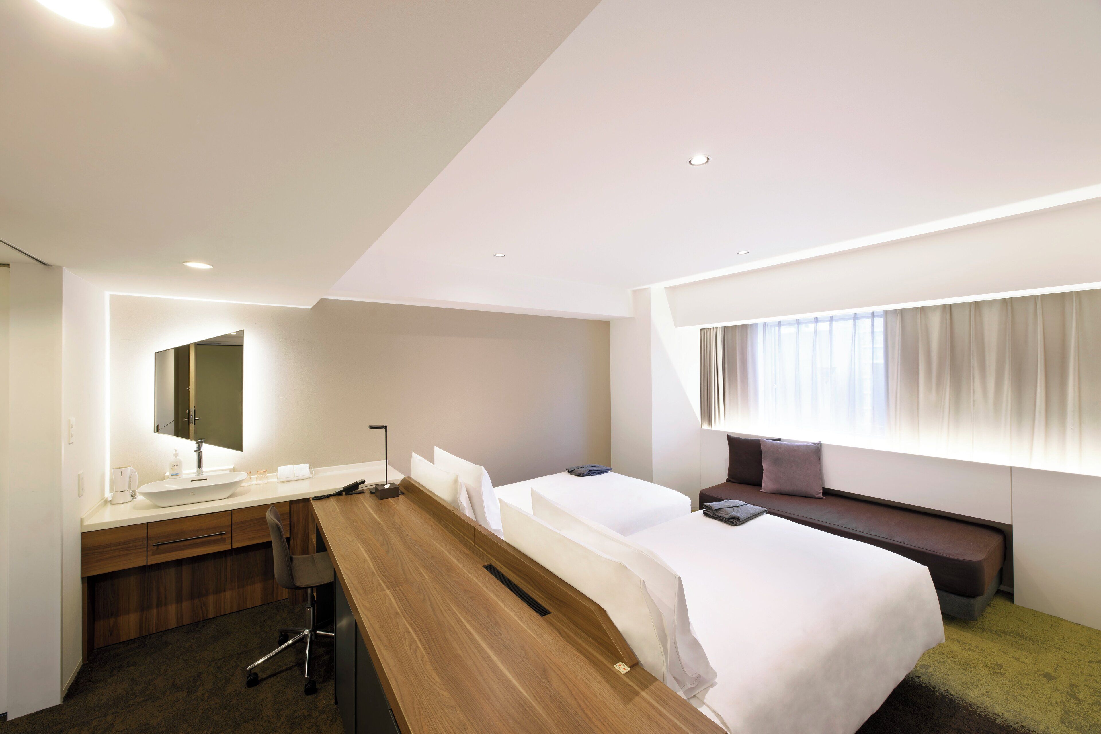 Suite (2 Twin Beds and Single Sofa Bed) | Con stile personalizzato, una scrivania, postazione laptop