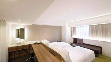 Suite (2 Twin Beds and Single Sofa Bed) | Con stile personalizzato, una scrivania, postazione laptop
