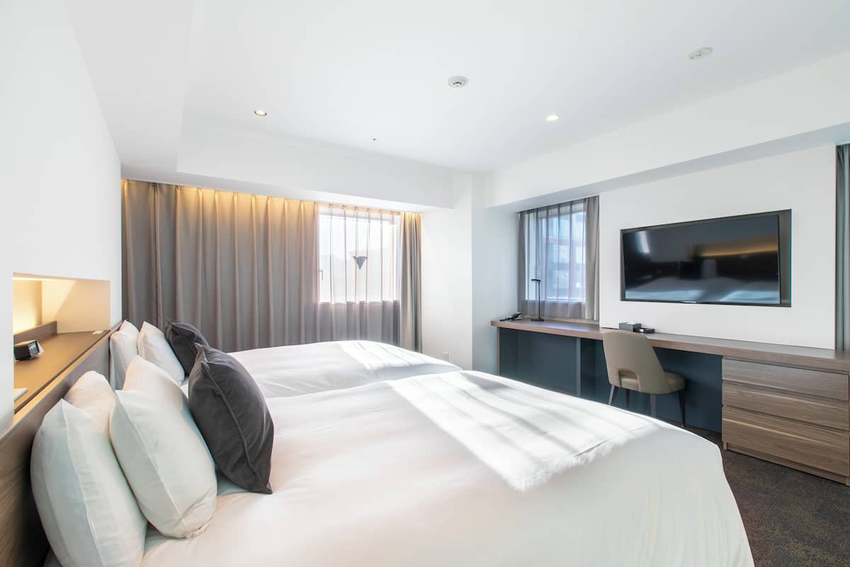 Suite, 2 Twin Beds (Up To 3 Guests) | Soundproofing, free WiFi, bed sheets