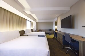 Suite, varias camas (2 Twin Beds and 3 Sofa Beds) | Decoración individual, escritorio, espacio para trabajar con un portátil