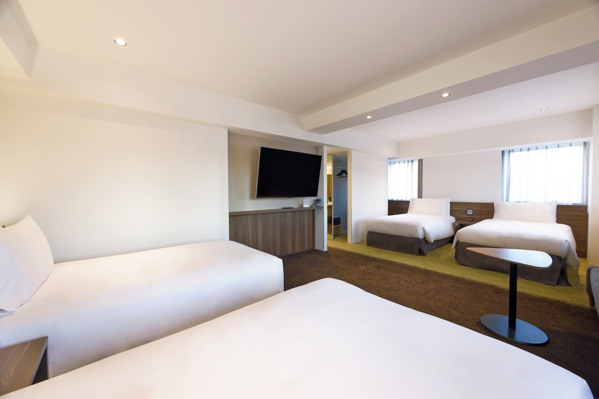 Suite (Twin, Up To 6 Guests) | Meja, ruang kerja komputer riba, kalis bunyi, Wi-fi percuma 