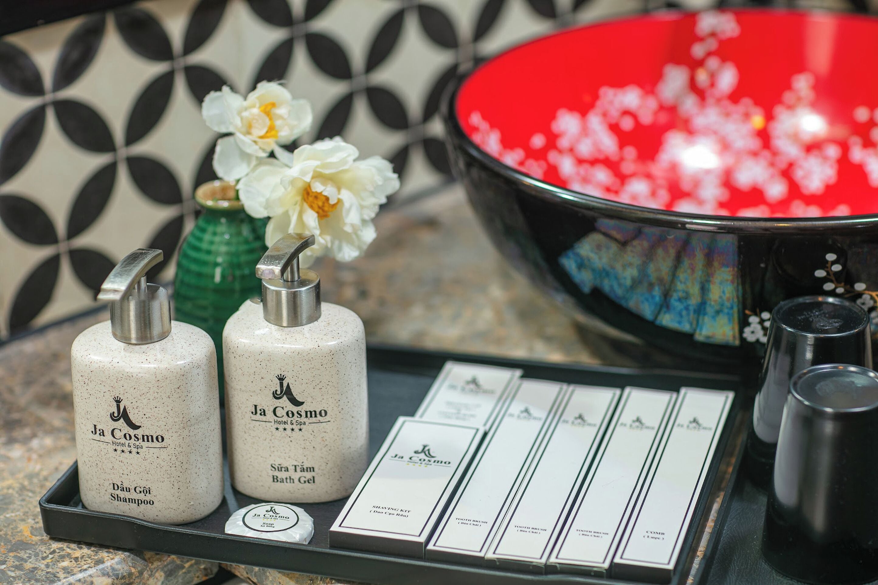 combined shower/bathtub, deep-soaking bathtub, hydromassage showerhead