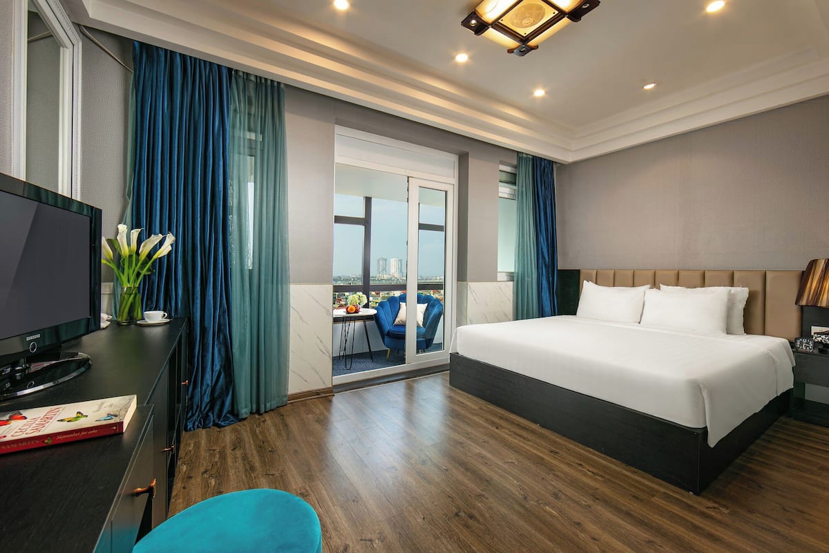 Junior Suite Balcony | Luxe beddengoed, bedden met traagschuimmatras, een minibar
