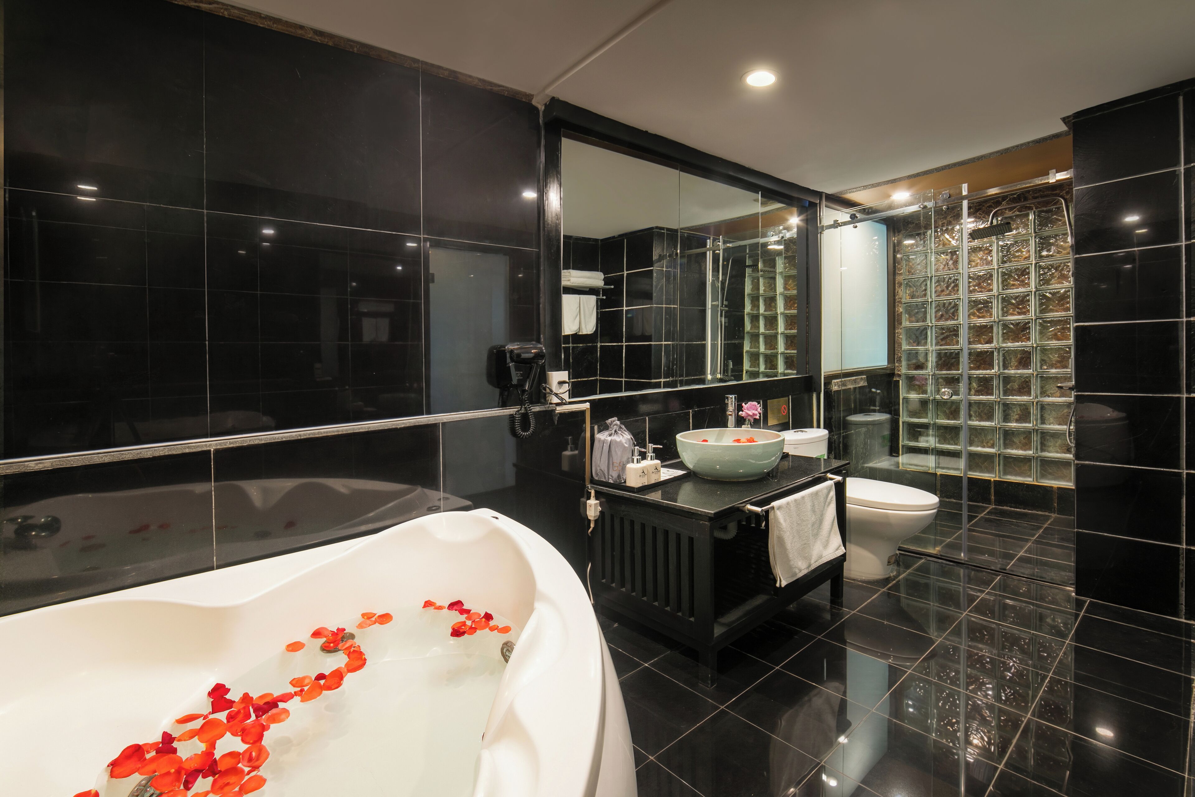 Ja Cosmo Suite Balcony with Jacuzzi | Bathroom