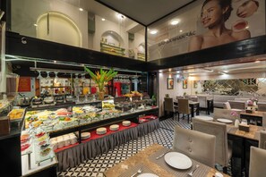 Daily buffet breakfast (VND 100000 per person)