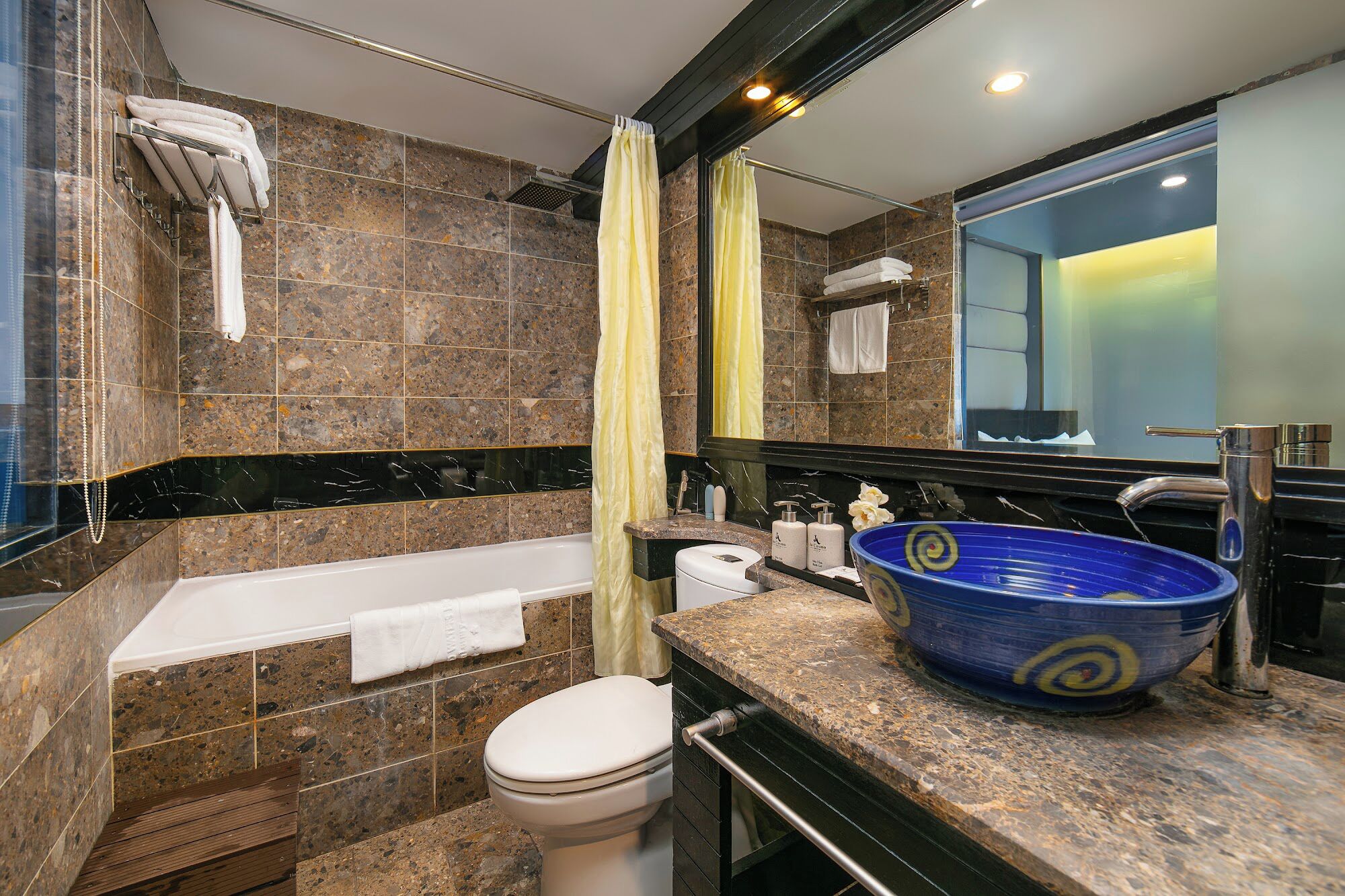 deluxe double with window | bathroom | combined shower/bathtub, deep-soaking bathtub, hydromassage showerhead