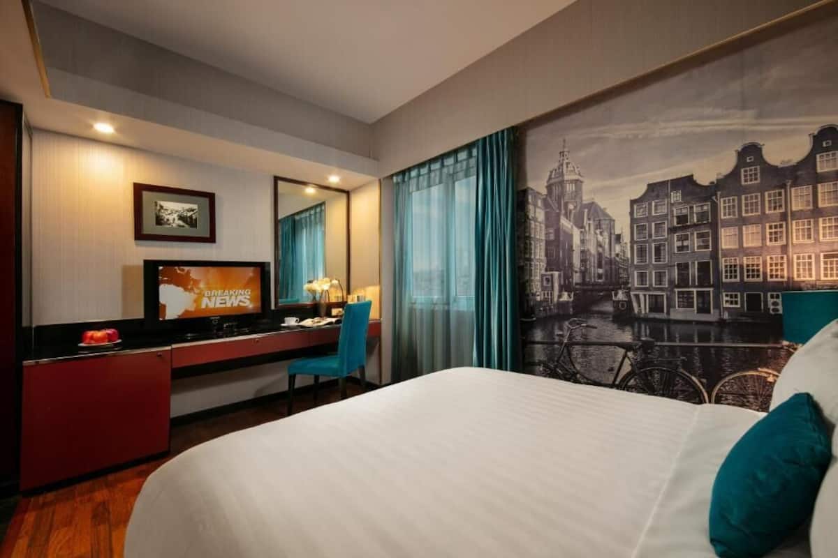 Deluxe Double with window | Luxe beddengoed, bedden met traagschuimmatras, een minibar