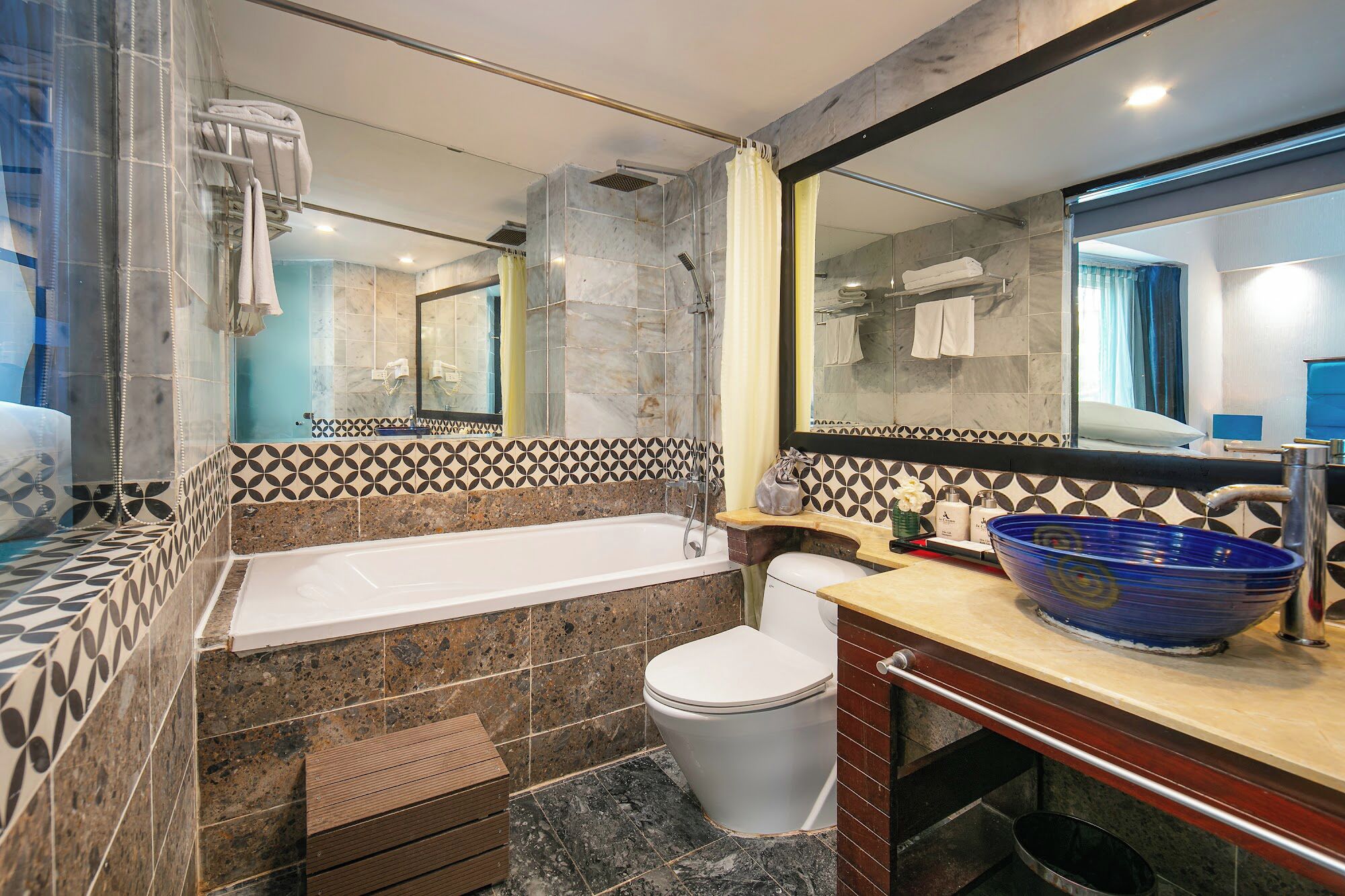 combined shower/bathtub, deep-soaking bathtub, hydromassage showerhead