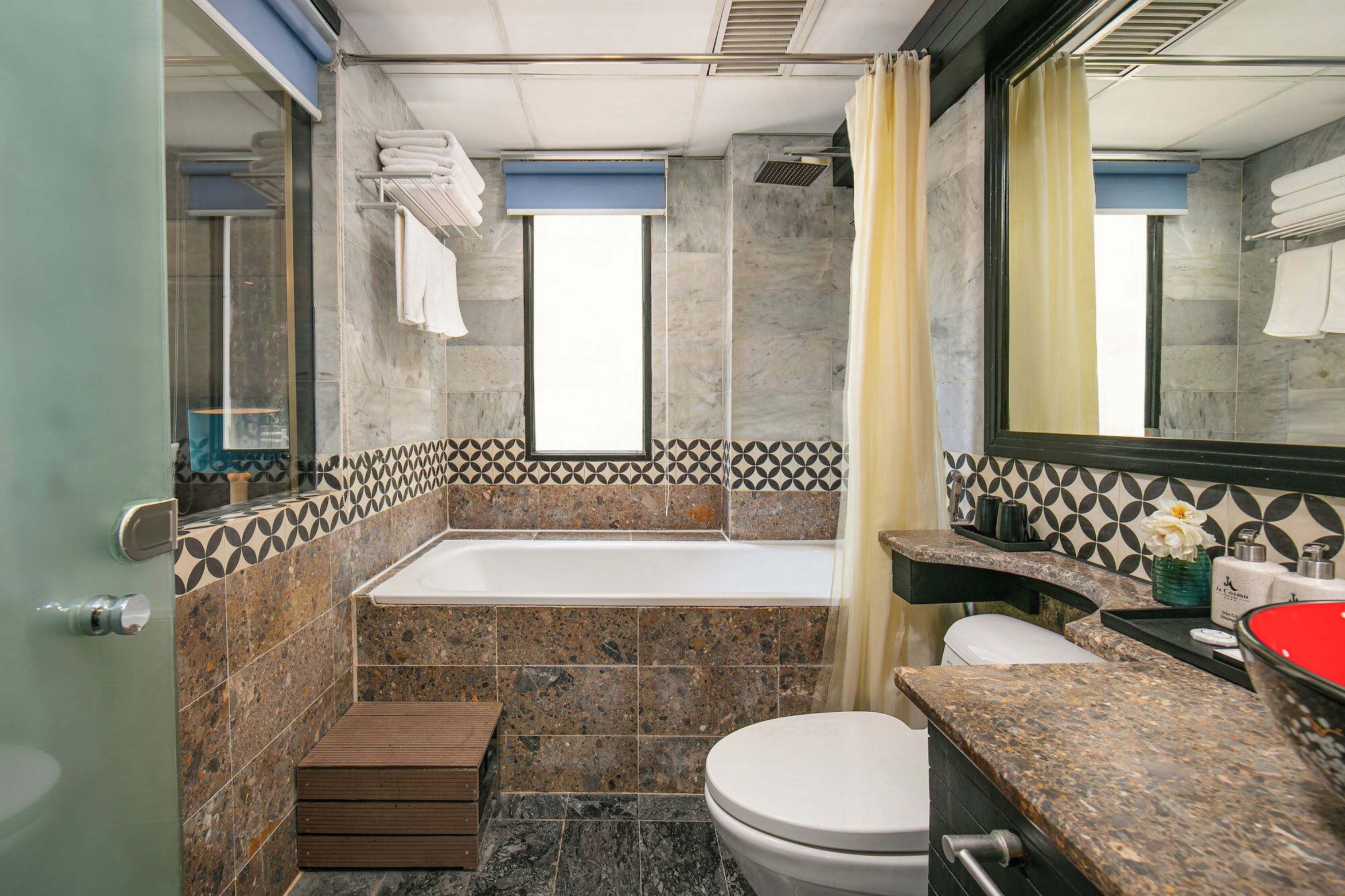 combined shower/bathtub, deep-soaking bathtub, hydromassage showerhead