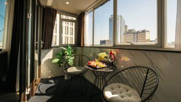 Ja Cosmo Suite Balcony with Jacuzzi | Vista da sacada