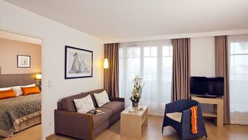 1 slaapkamer, een kluis op de kamer, een bureau