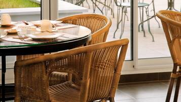 Petit déjeuner buffet (18 EUR par personne)