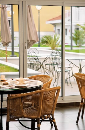 Tägliches Frühstücksbuffet (18 EUR pro Person)