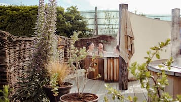 Couples treatment room(s), sauna, hot tub, steam room