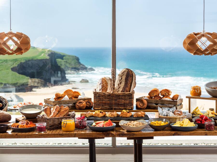 Daily buffet breakfast (GBP 15 per person)