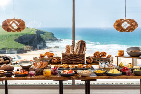 Petit déjeuner buffet (15 GBP par personne)