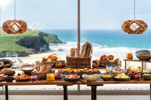 每日供应自助式早餐（每人 GBP 15）